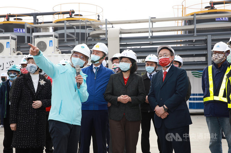 總統蔡英文(前右2)13日視察新竹緊急海淡機組設置產水情形,並致贈加菜金慰勉工作人員。(水利署提供)中央社記者楊舒晴傳真 110年2月13日