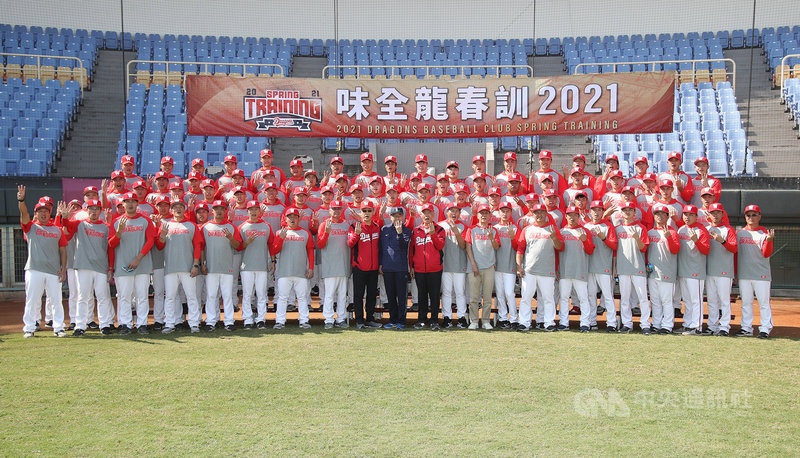 味全龍重返中職一軍首年,總教練葉君璋要球員們挑戰勝率4成5高標:「踮著腳尖可以拿到、全力拚看看。」目標2023年打入總冠軍賽。圖為2月1日味全開訓畫面。中央社記者張新偉攝 110年2月13日