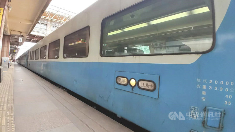 10年前因陸客團遊覽車在蘇花公路墜海,它復出行駛北迴線;南迴線電氣化後又支援當區間車。這列哪邊有需要就哪邊跑的藍色「特快車」即將在民國113年走入歷史。中央社記者盧太城台東攝 110年2月13日