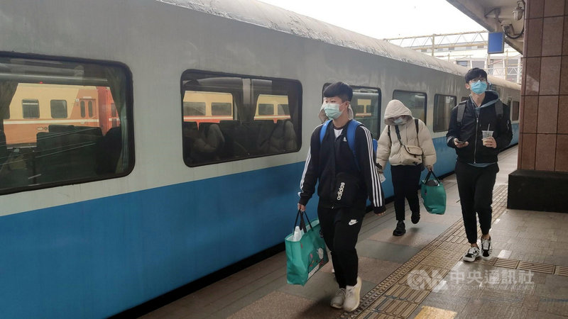 台鐵691班次復興號列車花蓮開往樹林,每星期只有周日開一班次,花蓮開車後直達松山,行車速度比自強號快,但車資便宜,只有少數旅客知道這班次列車。中央社記者盧太城台東攝 110年2月13日