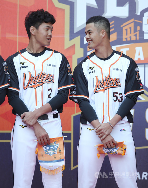 獅隊去年季中選秀首輪選進高中時期被看好具有旅外潛力的三壘手林子豪(左),第2輪則選入內野手何恆佑(右);打擊教練劉育辰直言,「單純攻擊面來說,兩人無庸置疑符合我們為什麼要用前兩個順位選他們」。圖為1月17日開訓畫面。中央社記者張新偉攝 110年2月13日