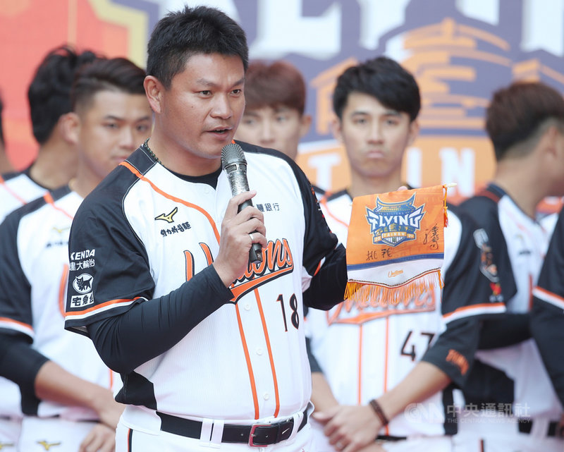 統一獅隊指標本土投手潘威倫(前左)本季例行賽定位依舊是先發,力拚150勝、3萬球投球數,如果沒有太大傷勢,本季達成應該不是難事。圖為1月17日開訓畫面。中央社記者張新偉攝 110年2月13日
