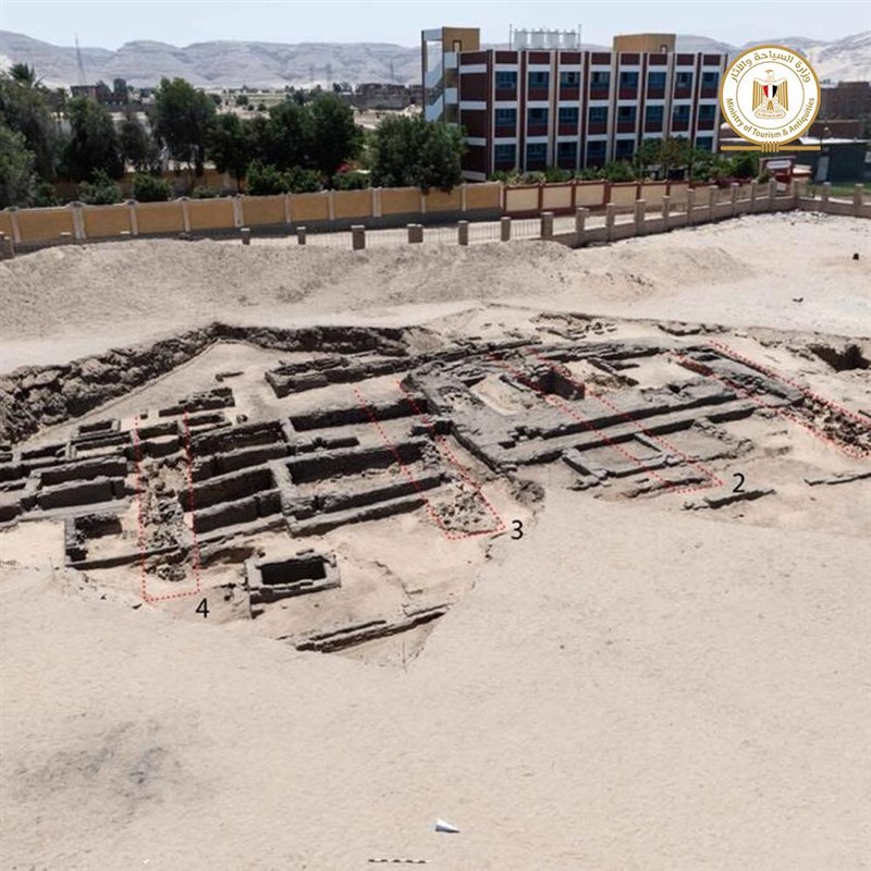 聯合考古團隊在索哈省(Sohag)北阿拜多斯(North Abydos)遺址發現好幾個釀酒「單位」,各由約40個排成2排的陶甕組成。(圖取自facebook.com/moantiquities)