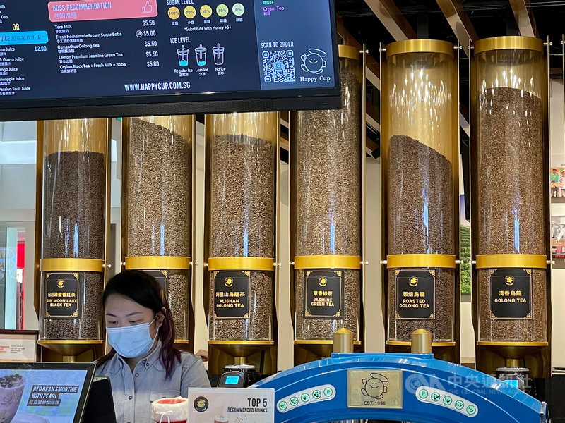 一名來自台灣的珍奶業者無畏疫情,時隔12年後,近期重返新加坡手搖飲戰場。圖為業者回歸後開的第一家門市。中央社記者侯姿瑩新加坡攝 110年2月14日