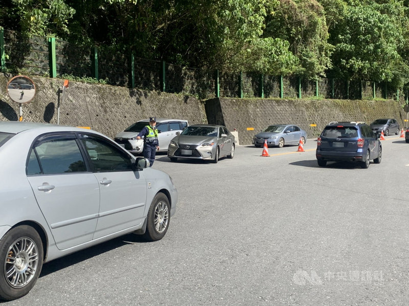 台9線蘇花路廊14日出現車潮,平均每小時在700到900輛,預估下午開始北上車流湧現,請用路人提早規劃行程。員警在各路段疏導交通。(新城警分局提供)中央社記者李先鳳傳真 110年2月14日