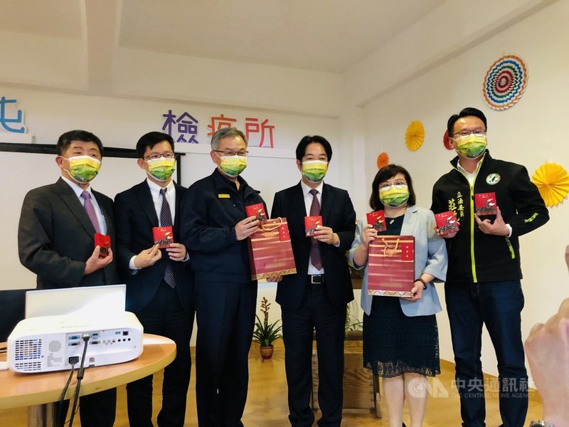 副總統賴清德(右3)14日前往西屯檢疫所,慰勉檢疫所人員,並送上紅包與巧克力。中央社記者趙麗妍攝 110年2月14日