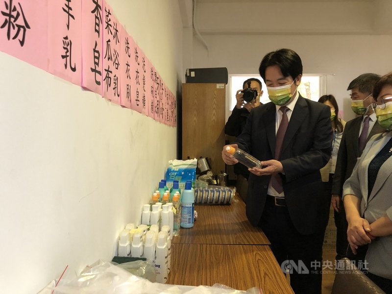 副總統賴清德(前左)14日前往西屯檢疫所,慰勉檢疫所人員,並視察檢疫所中使用的備品。中央社記者趙麗妍攝 110年2月14日