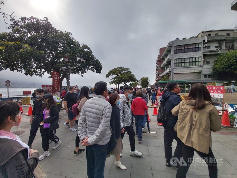 根據新北市景點人潮儀表板14日下午2時48分資料顯示,八里左岸和淡水金色水岸(圖)人車潮已眾多,不建議民眾再前往。(新北市政府高灘地工程管理處提供)中央社記者王朝鈺傳真 110年2月14日