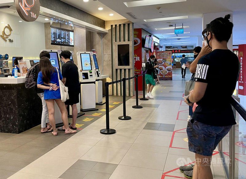新加坡人愛喝珍奶,許多台灣品牌也進軍星國市場,大受歡迎。圖為當地一家商場內的KOI(五十嵐的海外品牌)。中央社記者侯姿瑩新加坡攝 110年2月14日