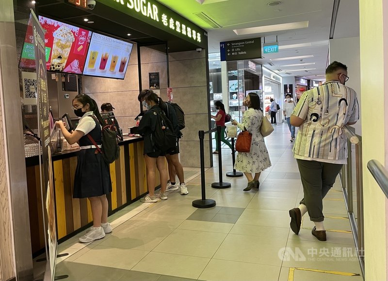新加坡人愛喝珍奶,許多台灣品牌也進軍星國市場,大受歡迎。圖為當地一家商場內的老虎堂珍奶店。中央社記者侯姿瑩新加坡攝 110年2月14日