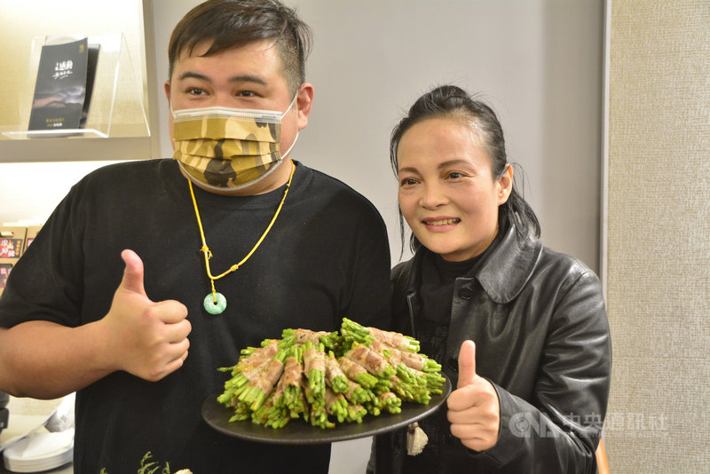泰雅族李育恆（左）投入研發創意料理，將部落日常調味聖品馬告（山胡椒）入菜，希望將老祖先智慧與對大自然生態的尊敬，烹飪出引以為傲，既傳統又現代的美食。右為新北市政府原住民族行政局長羅美菁。中央社記者黃旭昇新北攝　110年2月14日