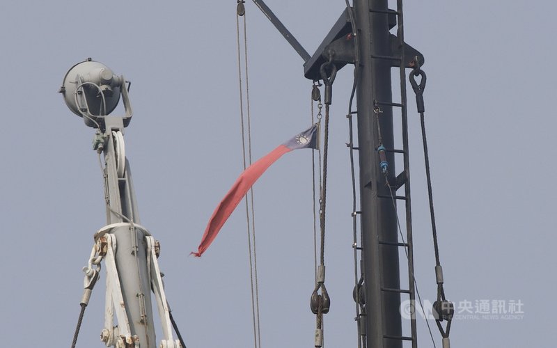 在海軍軍艦上,有面狹長而小、上面有中華民國國旗青天白日滿地紅主視覺的小旗幟,此旗稱「長旒」,也稱艦長旗,當艦長卸任時將會卸下贈給艦長。中央社記者游凱翔攝 110年2月14日