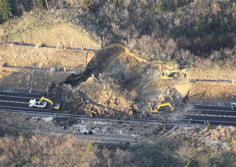 日本東北外海13日發生規模7.3地震,常磐自動車道發生土石崩塌,相關單位隨即展開搶修。(共同社)