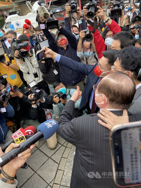 國民黨秘書長李乾龍(右下方左起)、中廣董事長趙少康、國民黨主席江啟臣、國民黨立法院黨團總召費鴻泰等人,14日上午到新北市三重先嗇宮參拜,並在門口玩起自拍。中央社記者陳俊華新北攝 110年2月14日
