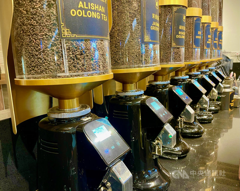 一名來自台灣的珍奶業者無畏疫情,近期重返新加坡珍奶戰場,店內標榜使用業者自行研發的磨茶機。中央社記者侯姿瑩新加坡攝 110年2月14日