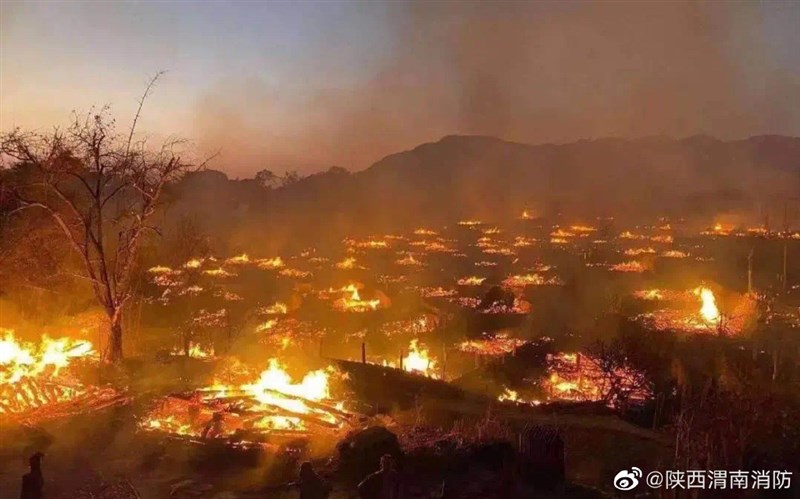 被稱為「中國最後一個原始部落」的雲南佤族翁丁村14日傍晚發生火災,村民表示,105棟房屋現在只剩下4棟。(圖取自weibo.com/weinan119)