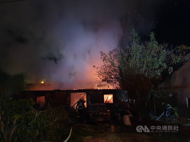 金門縣消防局15日表示,金湖鎮建華村一間磚造平房清晨突然失火,還伴隨爆炸聲響,嚇壞鄰居,消防人員全力阻斷火勢,火勢在4時32分撲滅。起火原因調查中。(金門縣消防局提供)中央社記者黃慧敏傳真 110年2月15日