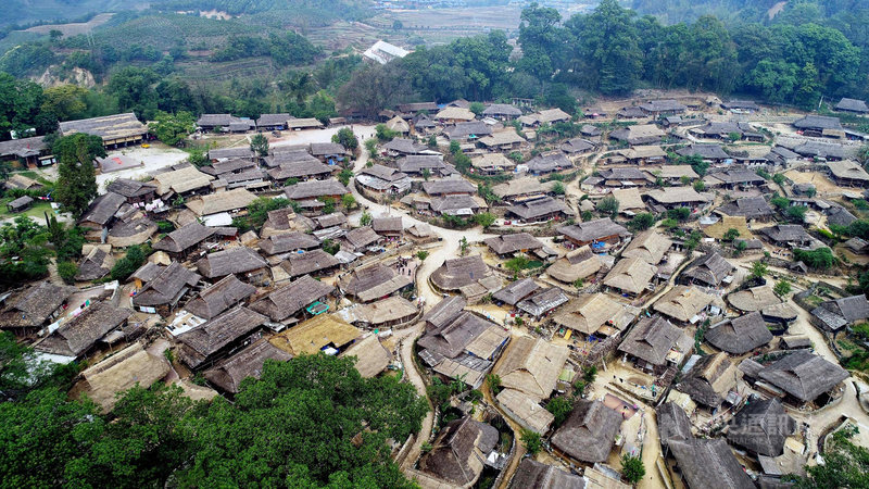 被稱為「中國最後一個原始部落」的雲南佤族翁丁村14日傍晚發生火災,由於村中幾乎都是草房,火勢迅速蔓延,村民說,「基本都燒完了」。圖為翁丁村火災前景象。(中新社提供)中央社 110年2月15日