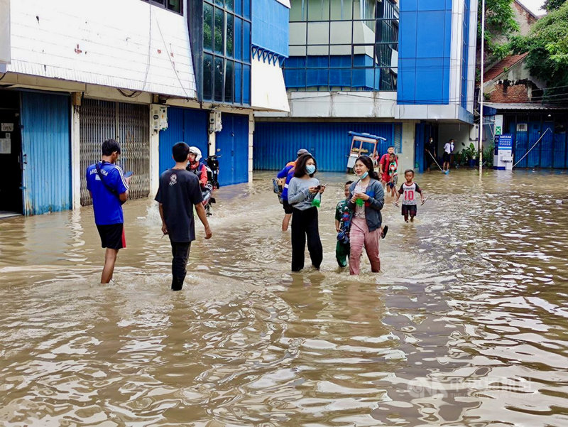 雅加達每逢下雨必淹水,許多主要馬路常瞬間變河道。圖攝於8日。中央社記者石秀娟雅加達攝 110年2月16日