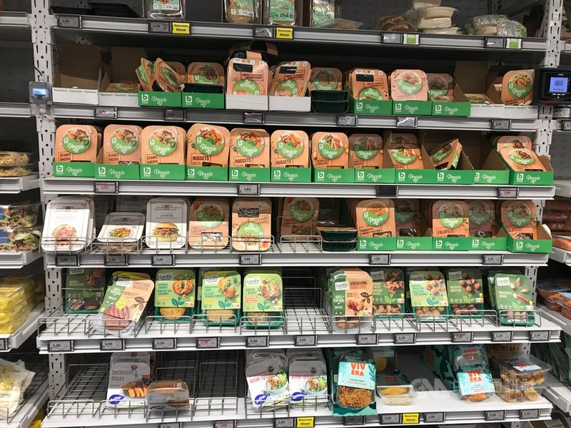 近年歐洲「植物肉」品牌種類大增,圖為1月9日布魯塞爾一家大型超市架上有許多相關商品。中央社記者唐佩君布魯塞爾攝 110年2月16日
