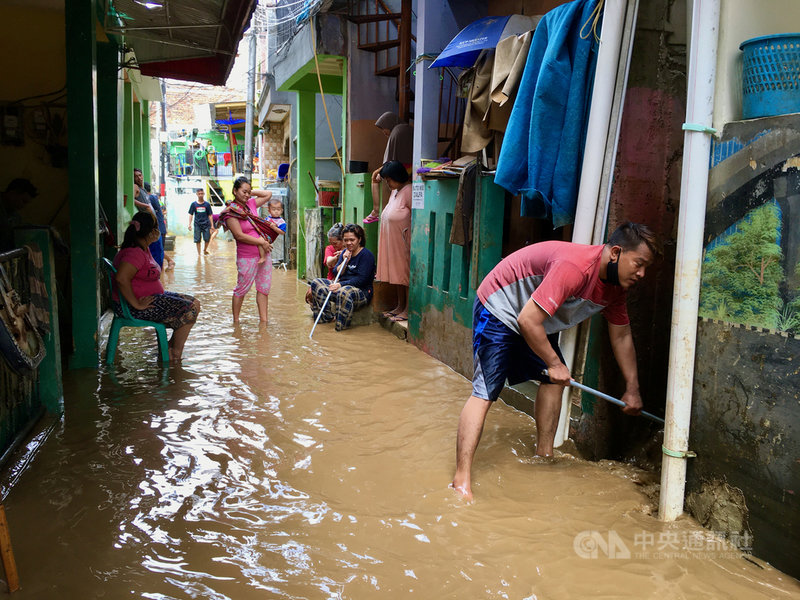 位於吉利翁河河川地的雅加達甘榜馬來貧民社區地處地窪,每年雨季都淹水,民眾9日淹水退去後清理家園。中央社記者石秀娟雅加達攝 110年2月16日