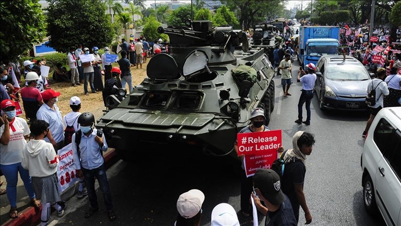 緬甸軍事將領無視國際譴責,連續第2晚切斷國內網路連線直到16日凌晨,繼續打壓民眾反對軍事政變的抗爭行動。圖為15日緬甸民眾上街示威。(安納杜魯新聞社)