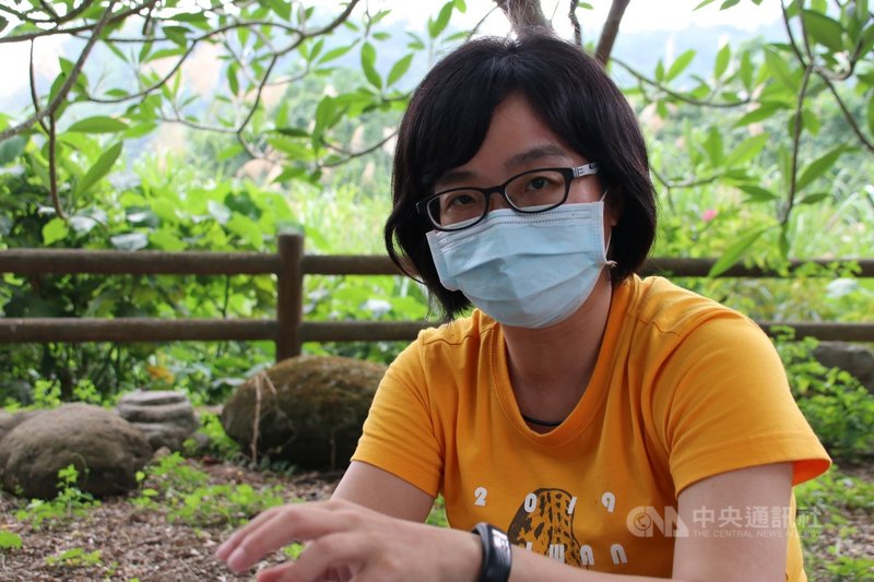 農委會特有生物研究保育中心助理研究員林育秀從小對動物充滿興趣,從研究蟬、鳥類、哺乳動物,到如今,她可說是公部門中最專精石虎保育研究,她希望石虎不再歸類為瀕臨絕種保育類動物。中央社記者蕭博陽南投縣攝110年2月16日