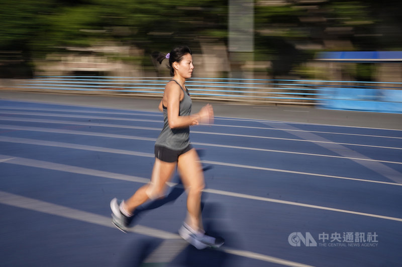 陳瑋琳人生中的初次馬拉松就跑出3小時12分的佳績,也達到全國運動會女子馬拉松的參賽門檻,她在第1次參加全運會女子馬拉松就拿下銅牌。中央社記者徐肇昌攝 110年2月16日