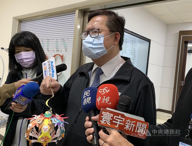 桃園醫院群聚案告一段落,桃園市長鄭文燦(右)17日主持防疫專案會議後受訪表示,若中央流行疫情指揮中心專家實地勘查後,確定桃園醫院的分艙分流、實名制登記的電子化等作業都可以完成,19日他將會出席重新營運的典禮。中央社記者葉臻攝 110年2月17日
