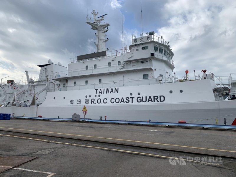 海巡艦船艇除執行遠洋巡護,範圍延伸至外海,為讓各國漁船及艦艇可辨識台灣海巡艦艇及提升海上執法識別度,規劃在艦船艇舷側R.O.C. COAST GUARD上方新增TAIWAN字樣。圖為新北艦。(海巡署提供)中央社記者劉建邦傳真 110年2月17日