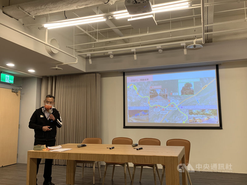 新北市工務局長詹榮鋒17日下午指出,市府預計斥資新台幣2.95億元,改造圍繞著鶯歌藝術街區的4條休閒路徑,盼讓民眾從鶯歌火車站到新北市立鶯歌陶瓷博物館、鶯歌老街等地,沿途可避免與車爭道外,同時感受融入大漢溪畔環境的藝術感。中央社記者沈佩瑤攝 110年2月17日