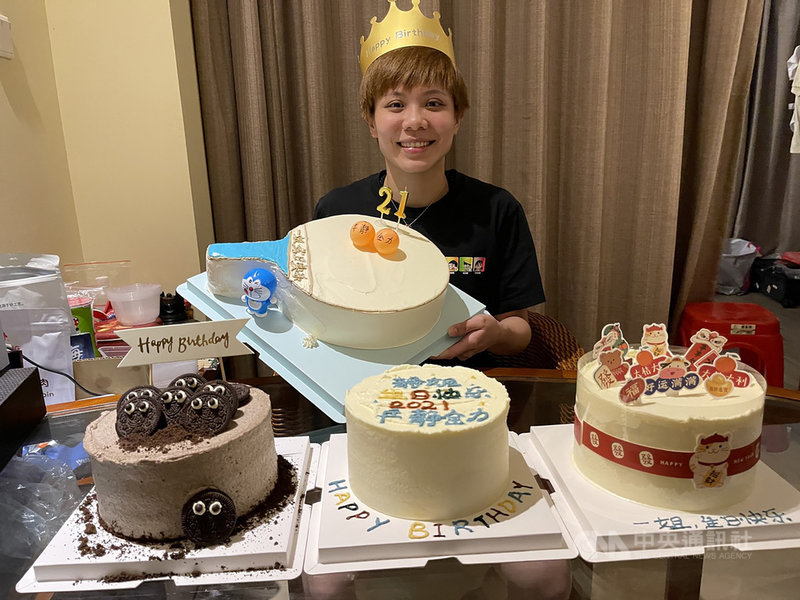 台灣桌球一姐鄭怡靜15日剛過29歲生日,正在中國移地訓練的她雖開心收到不少祝賀蛋糕,但憂心教練將課表升級,她直呼:「我還是吃一塊蛋糕就好。」(鄭怡靜提供)中央社記者黃巧雯傳真 110年2月17日