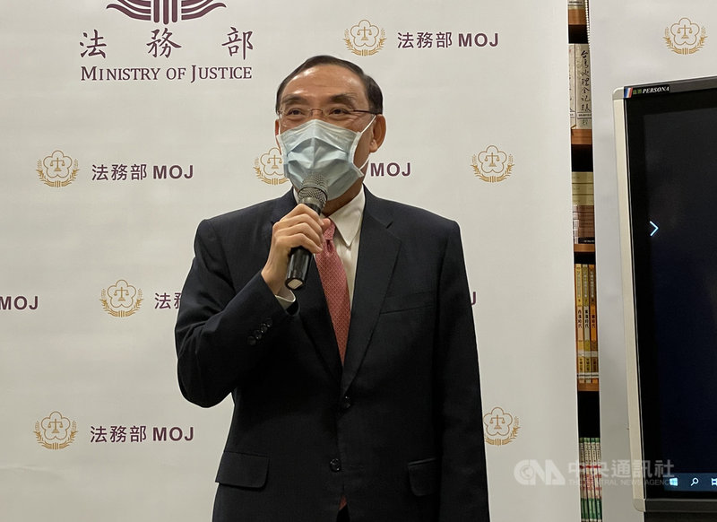 法務部長蔡清祥17日下午在媒體茶敘後受訪表示,司法界不當接觸案第2波調查進度都在進行當中,相信會在3 個月內盡快完成,「這個事件,希望早日能夠落幕」。中央社記者劉世怡攝 110年2月17日