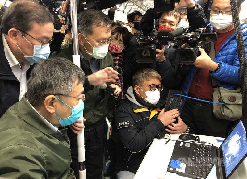 台北市長柯文哲(前左)17日南下台中,了解台中捷運測試運轉狀況,在現場透過監控畫面,觀看列車聯結器軸心運轉情形。中央社記者趙麗妍攝 110年2月17日