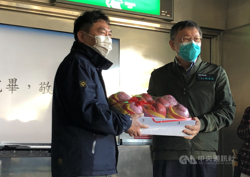 台北市長柯文哲(右)17日南下視察台中捷運列車測試運轉狀況,並致贈水果禮盒,慰問台北捷運工程局工作人員。中央社記者趙麗妍攝 110年2月17日