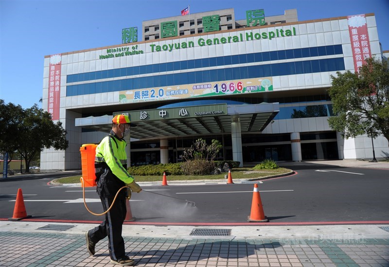 桃園醫院群聚案告一段落,疫情指揮中心指揮官陳時中17日受訪時坦言,桃園醫院群聚案是台灣一年來防疫最大衝擊。(中央社檔案照片)
