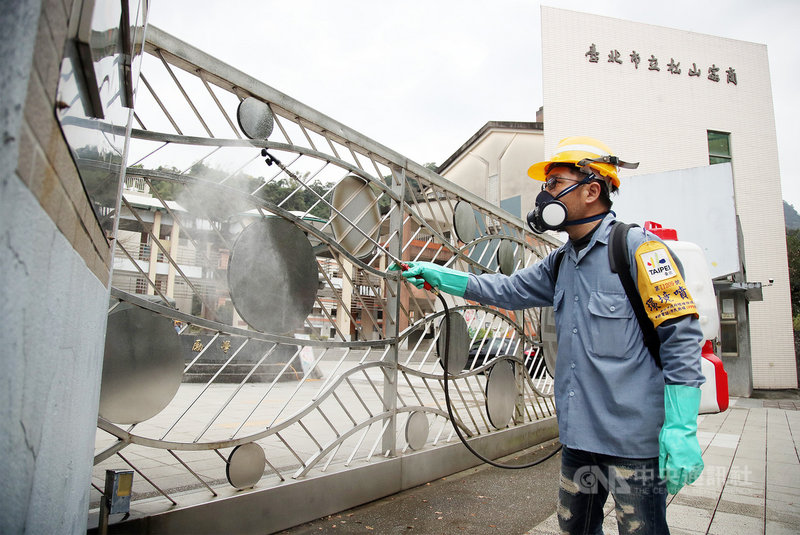 高中職以下學校延後至2月22日開學。台北市環保局17日陸續派員到各級學校進行消毒工作。中央社記者張新偉攝 110年2月17日