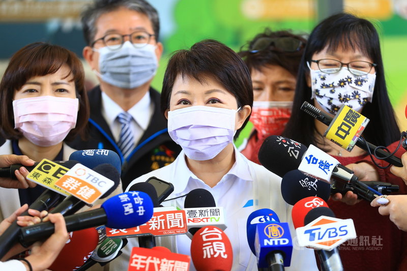台中市長盧秀燕(前中)17日受訪表示,110年的重要施政目標就是讓捷運綠線通行。中央社記者趙麗妍攝 110年2月17日