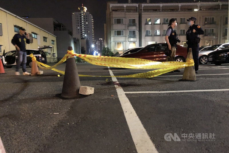 31歲王姓男子16日晚間在台南市安平區一處停車場疑似與他人發生衝突後遭追殺傷重不治,警方在現場拉起封鎖線蒐證調查。(讀者提供)中央社記者楊思瑞台南傳真 110年2月17日