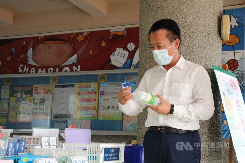 嘉義縣長翁章梁17日到水上國小視察學校開學前防疫及環境消毒準備情形。他表示,台灣防疫成功絕不是偶然,而是中央正確的指導和鄉親的配合。中央社記者蔡智明攝 110年2月17日