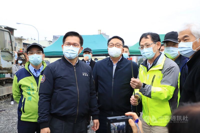 交通部長林佳龍（前左2）17日下午前往宜蘭縣員山鄉視察新城橋通車情形，並慰問新城橋施工人員，感謝施工單位克服困難，全力以赴在春節前全橋竣工。（交通部提供）中央社記者王朝鈺傳真 110年2月17日