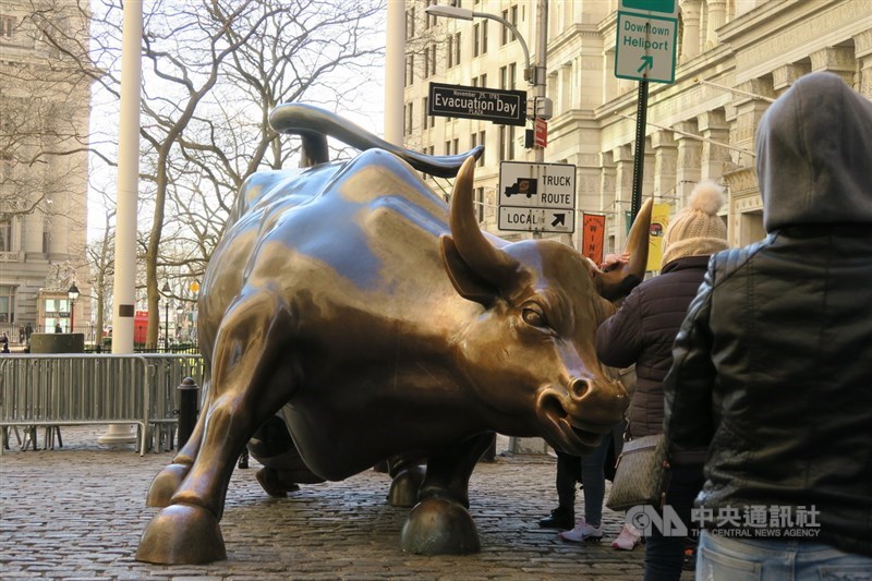 由於投資人確信2019冠狀病毒疾病疫苗和美國振興案將能促使經濟持續復甦,道瓊工業指數16日收在歷史新高。圖為華爾街銅牛。(中央社檔案照片)