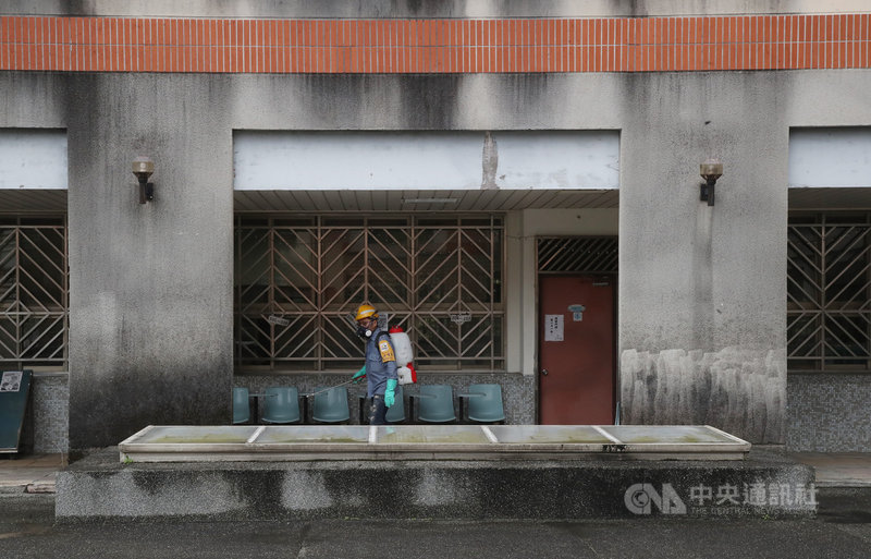 受疫情影響,全台高中職以下學校延至22日開學,大部分校園在正式開學前加強環境消毒,暫不開放民眾進入。台北市環保局17日下午派員到松山家商加強清消,為開學做好準備。中央社記者張新偉攝 110年2月17日