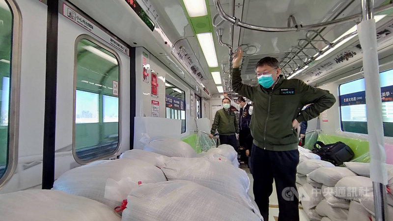 台北市長柯文哲(前)17日南下台中視察台中捷運列車測試運轉狀況,中捷人員並在車廂內堆置沙包,模擬滿載情形。(台中捷運公司提供)中央社記者趙麗妍傳真 110年2月17日