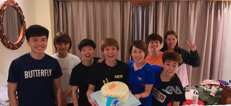 人在中國移地訓練的台灣桌球一姐鄭怡靜(左4)15日喜迎29歲生日,今年一口氣收到不少蛋糕的她笑著說,「好想全部吃掉」,冷靜過後決定放棄,她說:「佳奇(鄭佳奇)教練會把我的課表升級到最高等級,所以我還是吃一塊蛋糕就好。」(鄭怡靜提供)中央社記者黃巧雯傳真 110年2月17日