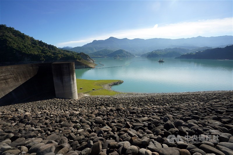 受到2020年降雨稀少的影響,中南部水庫難解渴,蓄水率跌破2成,如曾文水庫(圖)目前蓄水率僅14.9%。(中央社檔案照片)