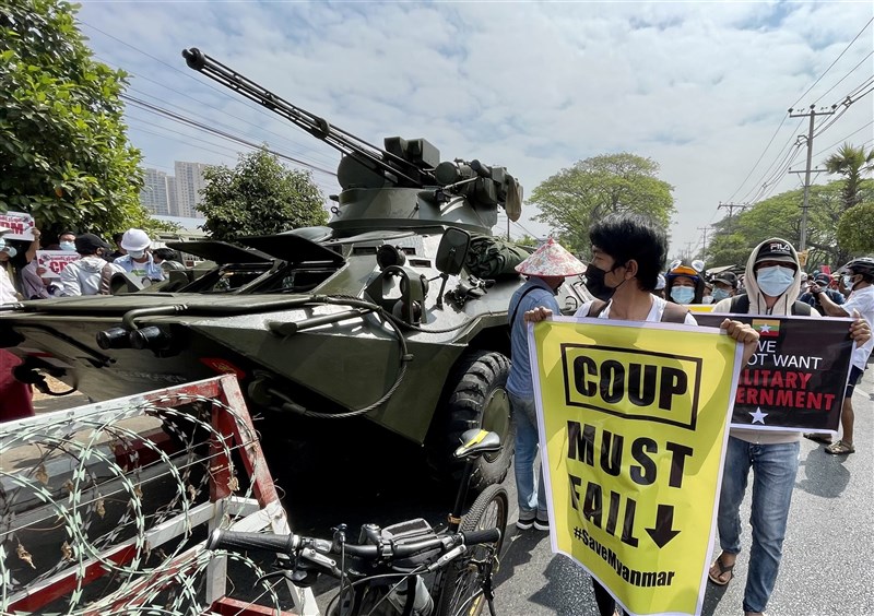 緬甸發生軍事政變後,局勢持續動盪。外交部表示,目前約50人預訂華航21日的台北-仰光救援班機機位。圖為仰光民眾15日上街抗爭。(共同社)