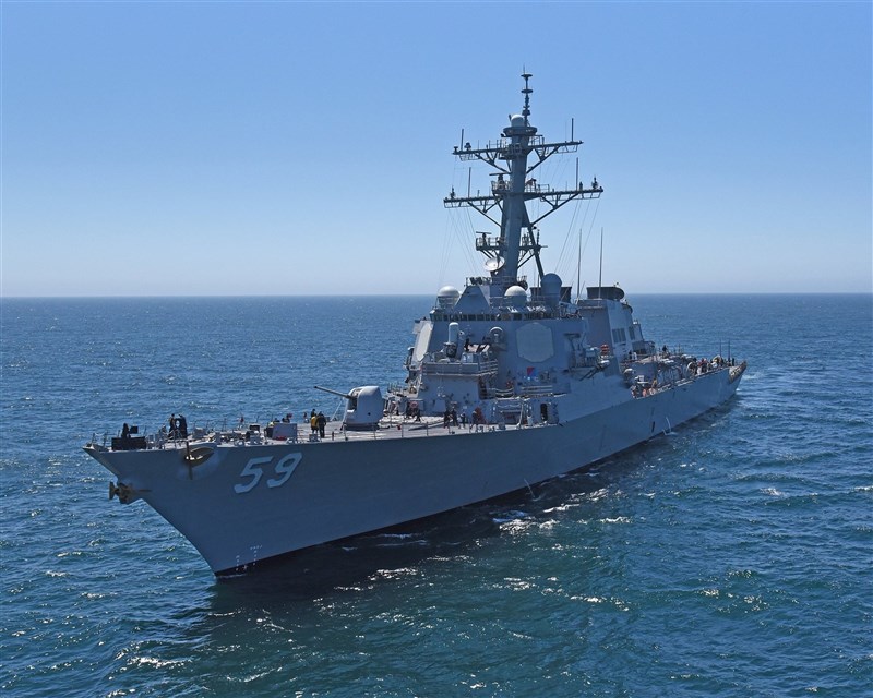 美軍驅逐艦「羅素號」17日航行通過中國聲稱擁有主權的南沙群島附近海域,這是近幾週來美軍第2度執行類似的巡航任務。(圖取自facebook.com/ussrussell)