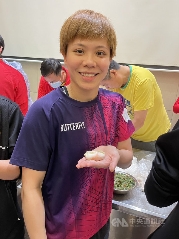 台灣桌球一姐鄭怡靜目前在中國移地訓練,也在當地度過農曆春節,年節期間少不了圍爐吃火鍋,並開心參與當地一個包金元寶(水餃)活動。(鄭怡靜提供)中央社記者黃巧雯傳真 110年2月17日