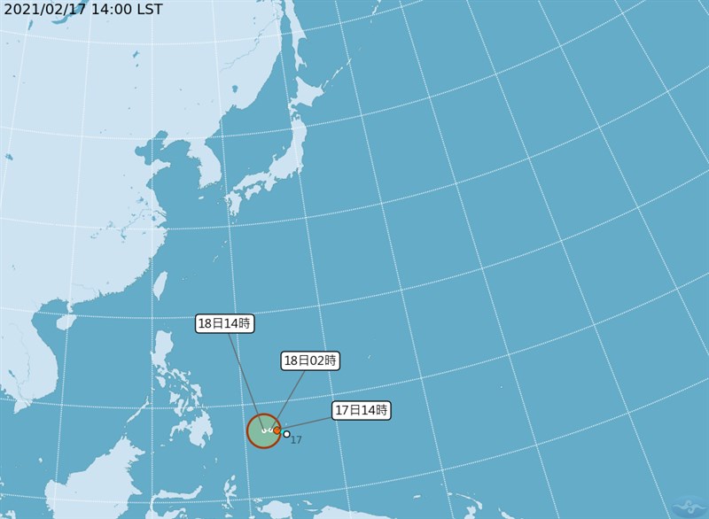 熱帶性低氣壓17日下午2時距離鵝鑾鼻東南方2160公里的海面上,未來方向朝西轉西北西,往菲律賓中南部群島方向移動,18日前有發展為輕度颱風的趨勢。(圖取自氣象局cwb.gov.tw)
